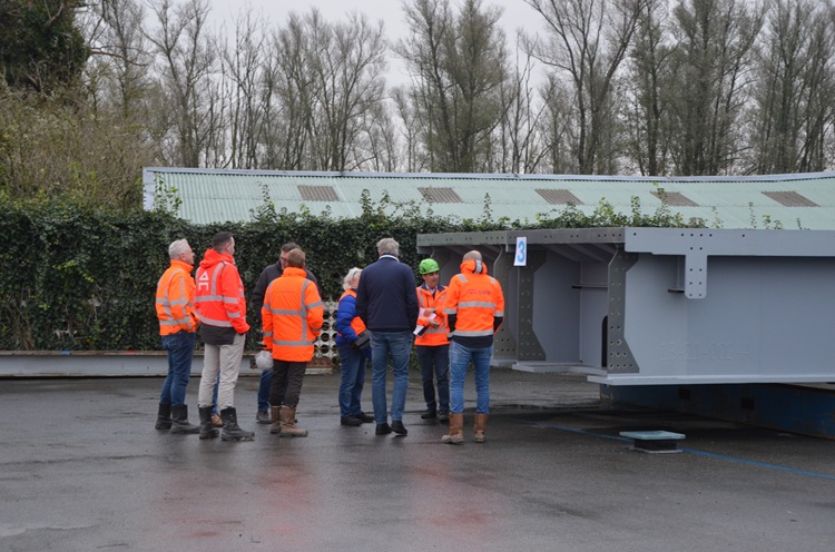 Janson geeft toelichting aan Stubeco-leden over plaatliggerbrug JSB-4